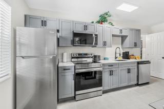 Park Shore Suites of Madeira Beach! Newly Remodeled, Steps to the Beach and Pet Friendly! - #5 - St. Pete Beach - 5