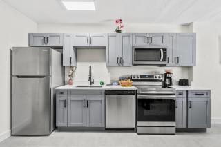 Park Shore Suites of Madeira Beach! Newly Remodeled, Steps to the Beach & Pet Friendly! - #2 - St. Pete Beach - 5