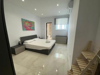 Central Bedroom en-suite, Sliema - 8