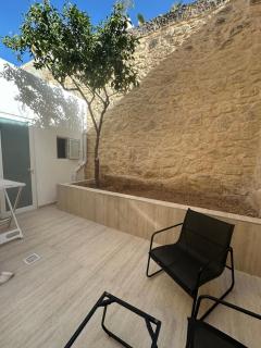 Central Bedroom en-suite, Sliema - 7