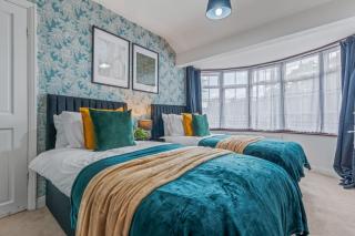 6 Bedroom Perivale Haven - Pool Table - Parking - 5