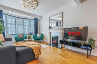 6 Bedroom Perivale Haven - Pool Table - Parking - 9