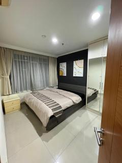 Spacious living room Hampton's Park Apartment - Jakarta - 8