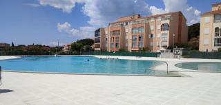 Centrally located apartment with swimming pool - 1