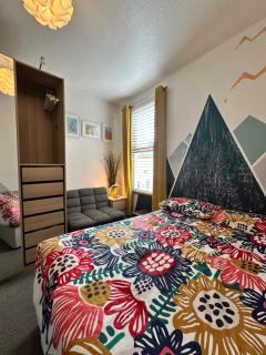 Cheerful 4 bedroom townhouse, side street parking - 1