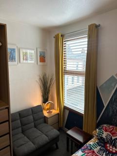Cheerful 4 bedroom townhouse, side street parking - 2