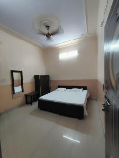 Shri Girraj Guest House - Jāmb - 1