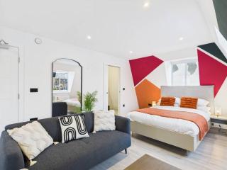 Bright & Modern Flat, Sleeps 4, Great Location - - 2