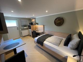 Five Studios - Premium Rooms with King Size Bed, Kitchen, AC, close to Ramstein Air Base - Ramstein-Miesenbach - 4