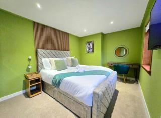 Super luxury 2 bedroom, full house sleep 5 with garden & parking close to airport - 9