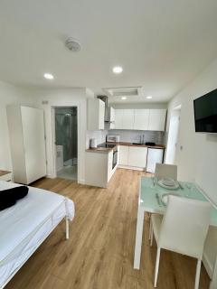 The Studio - Private Car Park with CCTV - Fast WiFi - Contractor Friendly - Nature & Wildlife Retreat for Business Stays or Relaxing Couples Getaways - Oldbury - 9