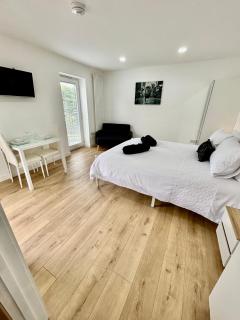The Studio - Private Car Park with CCTV - Fast WiFi - Contractor Friendly - Nature & Wildlife Retreat for Business Stays or Relaxing Couples Getaways - Oldbury - 1
