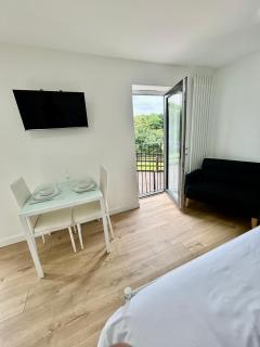 Stylish Studio with Parking, Countryside Views & Fast Wifi - 5