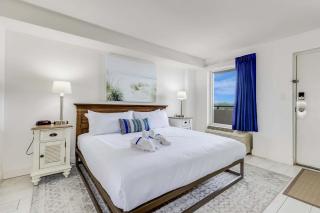 Tiki Beach by StayMareni - Oceanfront King - 5