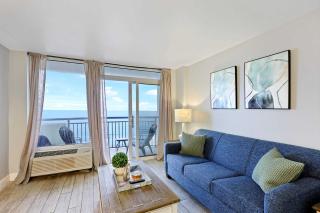 Vermosa by StayMareni - Oceanfront Suite - 3