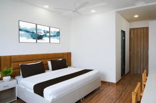 Super Hotel O Sky Suites Hotel Noida Sec 44 Near botanical Metro - Noida - 3