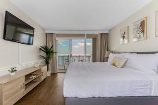 Blue Seas by StayMareni - Oceanfront King Suite - Myrtle Beach - 9