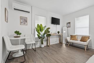 Comfortable Studio minutes to Beaches and NAS - 8