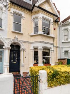 Double bedroom in homely, 5 bedroom family house by the river in Fulham - 2