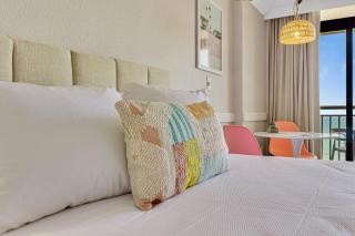 Pink Surf by StayMareni - Oceanfront 2 Queens Suite - 4