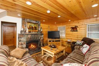 Cozy Cabin with Large Backyard Near Lake, Village and Snow Summit - Big Bear Lake - 2