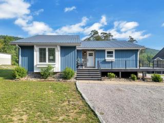 FLAT Lakefront Home w/ Dock-Kayaks-Paddle Board - 8