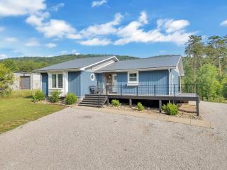 FLAT Lakefront Home w/ Dock-Kayaks-Paddle Board - 7