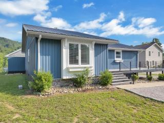 FLAT Lakefront Home w/ Dock-Kayaks-Paddle Board - 3
