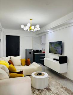 furnished two bedroom apartment with swimming pool, fully equipped gym, private parking space ,children playground and unbeatable scenic city views in kilimani - Nairobi - 0