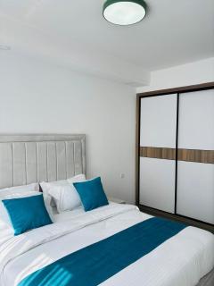 furnished two bedroom apartment with swimming pool, fully equipped gym, private parking space ,children playground and unbeatable scenic city views in kilimani - Nairobi - 5