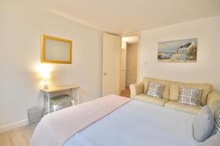 Oxford Circus Chic 2BR Apartment - 9