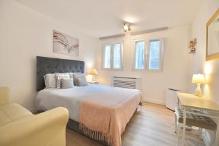 Oxford Circus Chic 2BR Apartment - 6