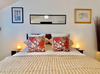 Modern 2 Bedroom Apartment Sleeps 5 - Free WiFi Free Parking - 1