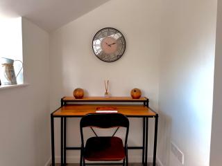 Modern 2 Bedroom Apartment Sleeps 5 - Free WiFi Free Parking - 4