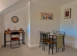 Modern 2 Bedroom Apartment Sleeps 5 - Free WiFi Free Parking - 6