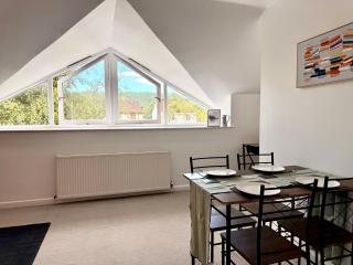 Modern 2 Bedroom Apartment Sleeps 5 - Free WiFi Free Parking - 5