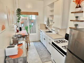 Sand Sun & Second - Charming Studio within Walking Distance to Beach - Long Beach - 9