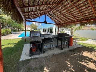 Spacious 2 Bedroom Apartment 3 Min Walk to Beach - 4