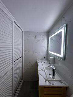 Queen-V Hostel - Valona - 4