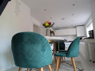 Spacious Room With Kingsize Bed - Dinnington - 8
