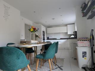 Spacious Room With Kingsize Bed - Dinnington - 9