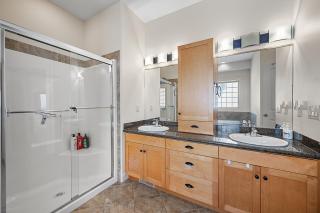 Full House with Amazing Okanagan Views and Hot Tub - 2