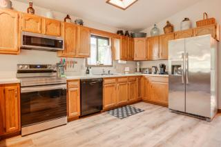 Pool Access Peaceful Cabin in The Woods Resort! - Hedgesville - 1