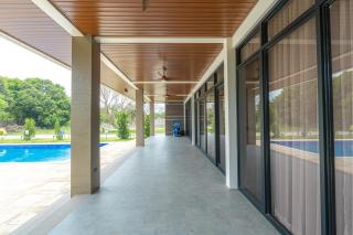 Exclusive 5-Bedroom Villa with 2 Pools and Fast Dual Wi-Fi - 8