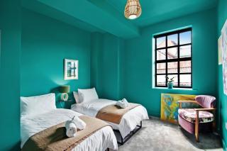 Stylish 2-Bed Flat Art & Comfort in City Centre - 6