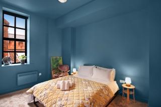 Stylish 2-Bed Flat Art & Comfort in City Centre - 9