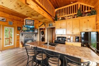 Eagles Nest Cabin with a private hot tub - 3
