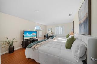 Entire Private Spacious 4-Bed 4-Bath House w Garage, Gated Yard, Available Now - 2