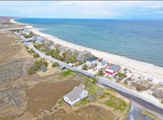 Seaside Stay: Waterfront with Views & Beach Access - Wading River - 9