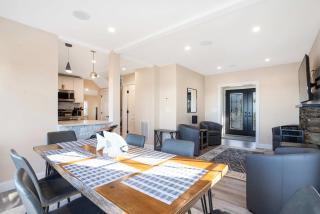 Coastal Retreat: Waterfront, Deck, Awesome Views - 1